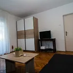 New Renovated 15 Min From On Foot *
