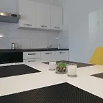 New Renovated 15 Min From On Foot Lägenhet