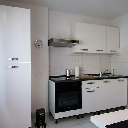 New Renovated 15 Min From On Foot * פולה