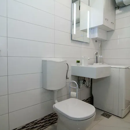 New Renovated 15 Min From On Foot * פולה