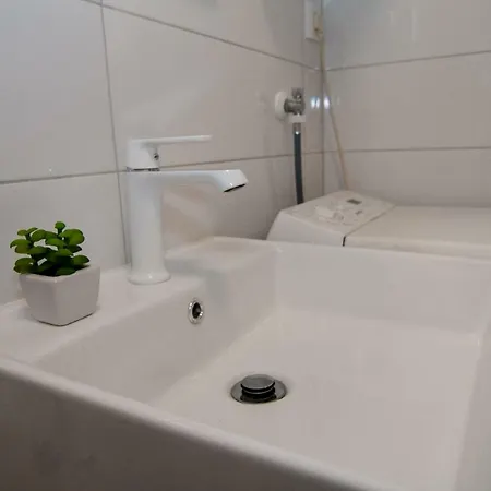 Апартаменты New Renovated 15 Min From On Foot *