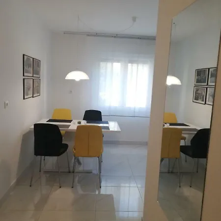 New Renovated 15 Min From On Foot Apartment Pula