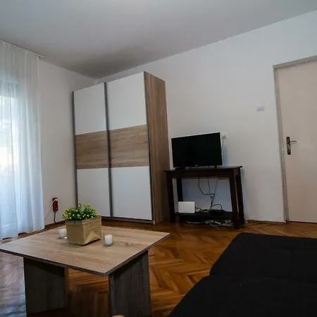 New Renovated 15 Min From On Foot *