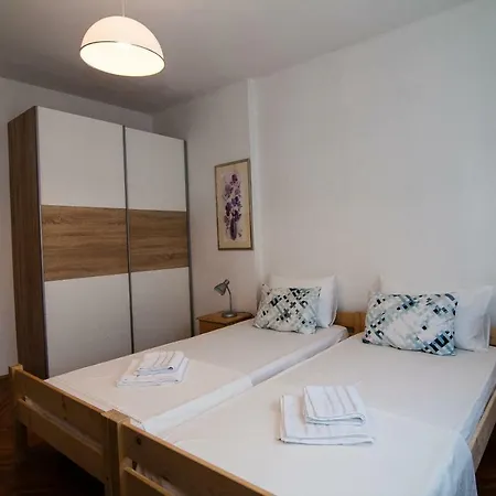 Апартаменты New Renovated 15 Min From On Foot *