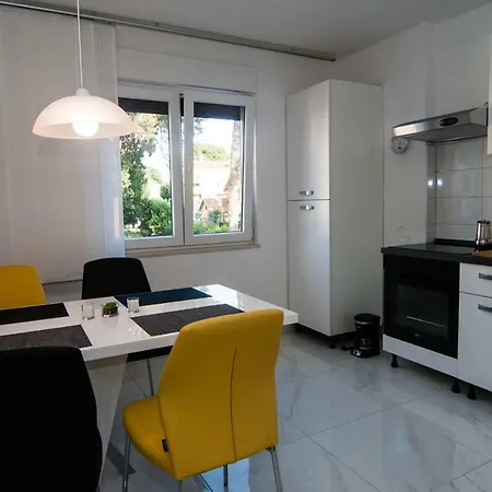 New Renovated 15 Min From On Foot * Пула