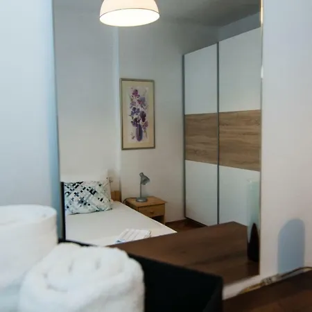 New Renovated 15 Min From On Foot شقة