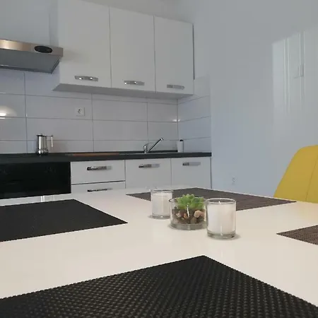 New Renovated 15 Min From On Foot شقة