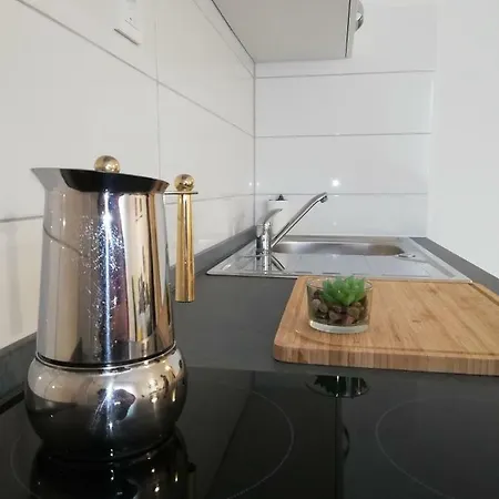 New Renovated 15 Min From On Foot Apartment *