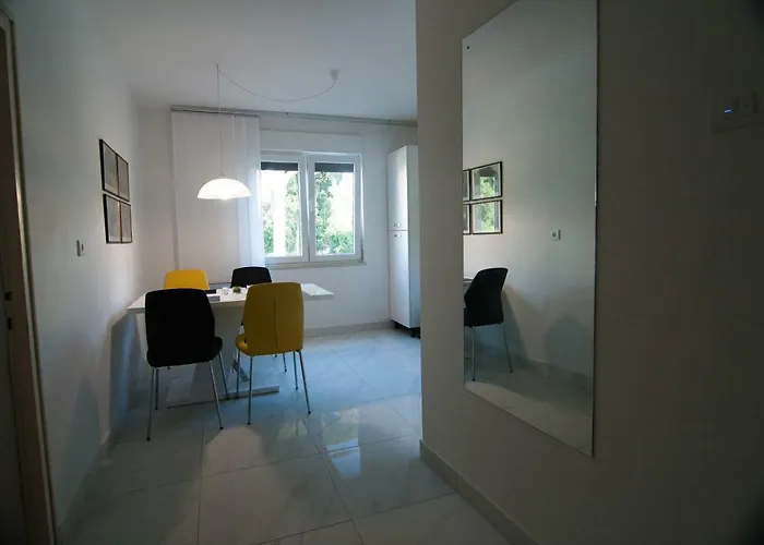 New Renovated 15 Min From On Foot Lejlighed Pula