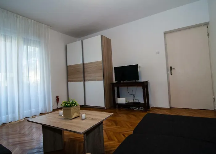 New Renovated 15 Min From On Foot *