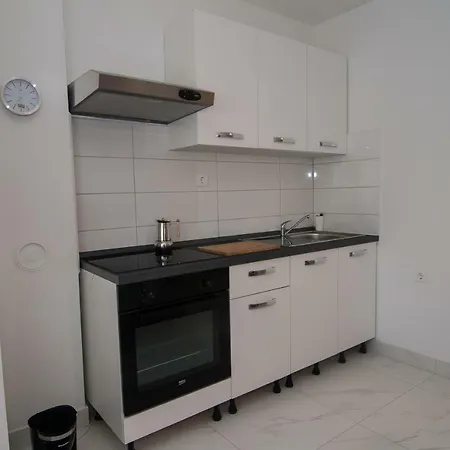 Apartmán New Renovated 15 Min From On Foot