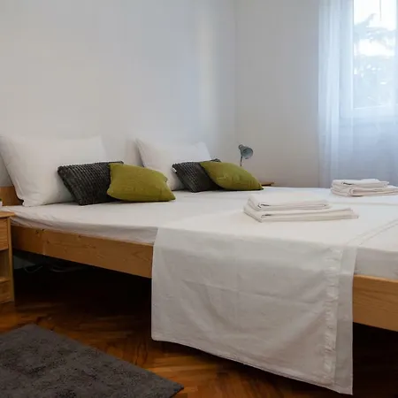 Apartmán New Renovated 15 Min From On Foot *