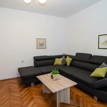 Apartmán New Renovated 15 Min From On Foot