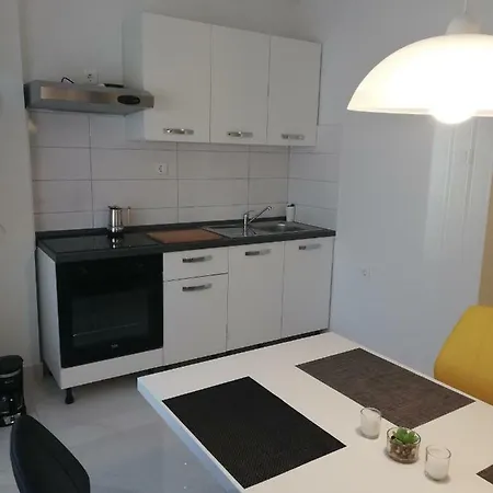 Apartmán New Renovated 15 Min From On Foot Pula